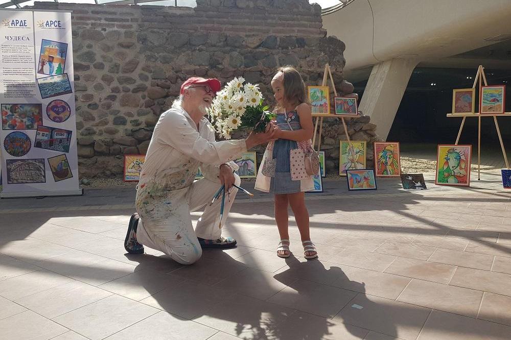 4 - годишно момиче с благотворителна изложба в Софийското Ларго за деца с е