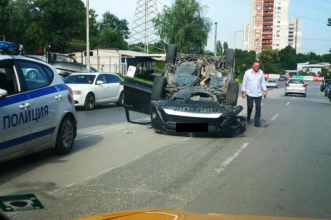 Автомобил се обърна по таван при ляв завой на бул. „Никола Петков“