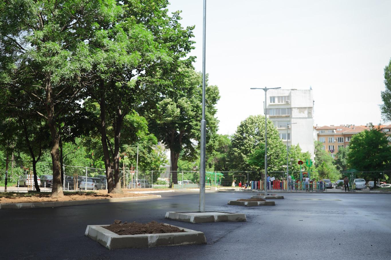 Кметът на София провери изграждането на открит паркинг във "Възраждане" (СН