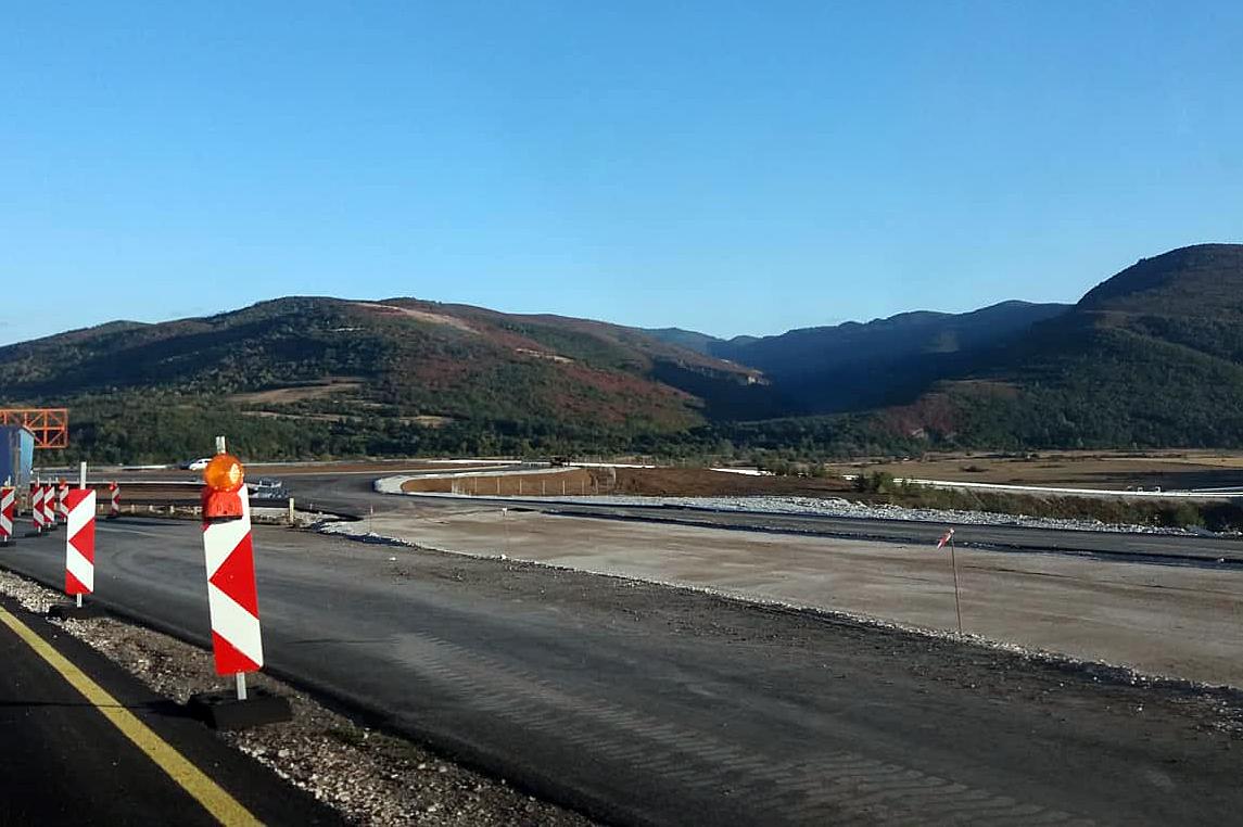 Трафикът по "Хемус" към София в изпреварващата лента заради ремонти
