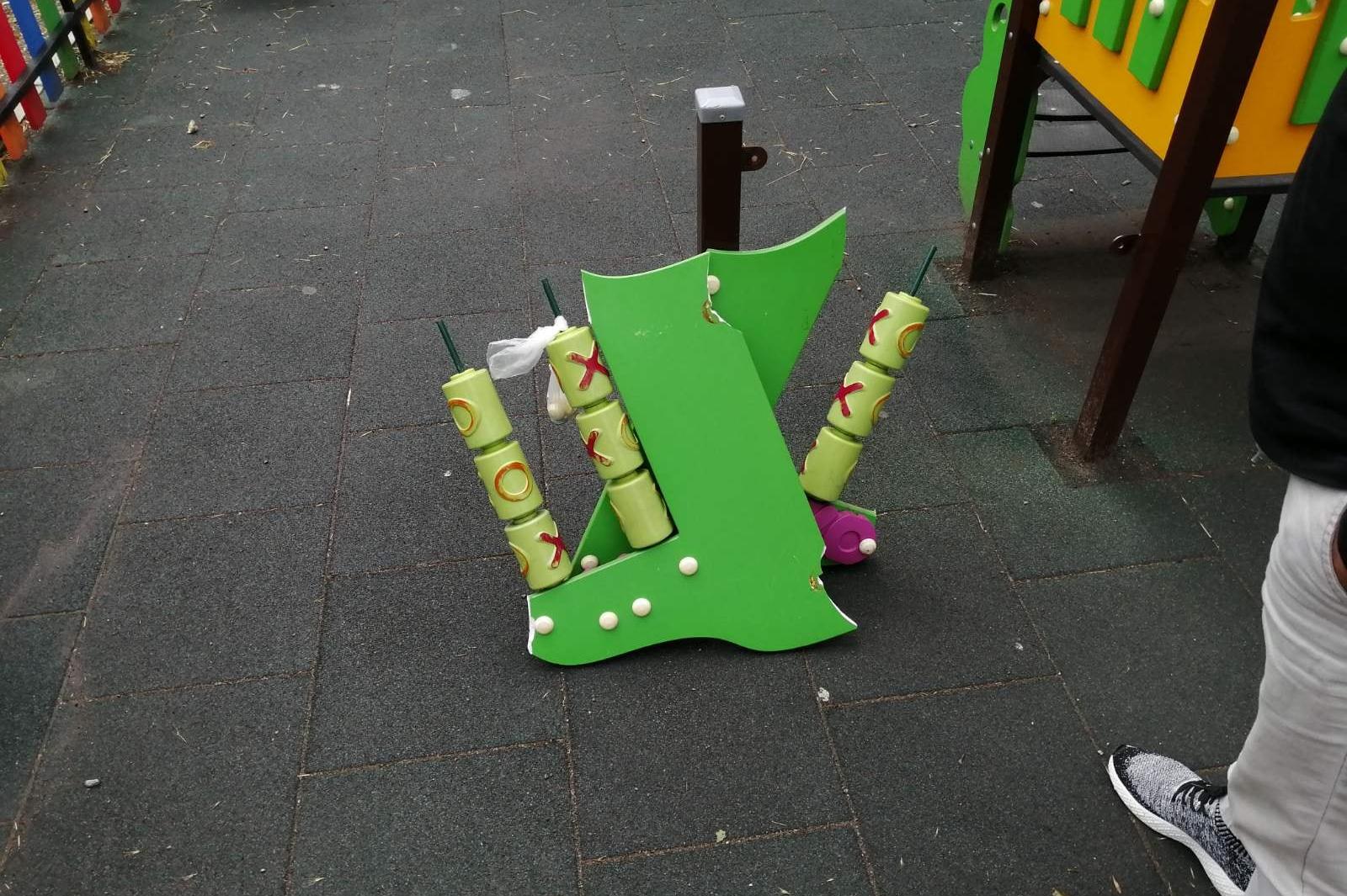 Вандали потрошиха уред на детска площадка в "Люлин"4