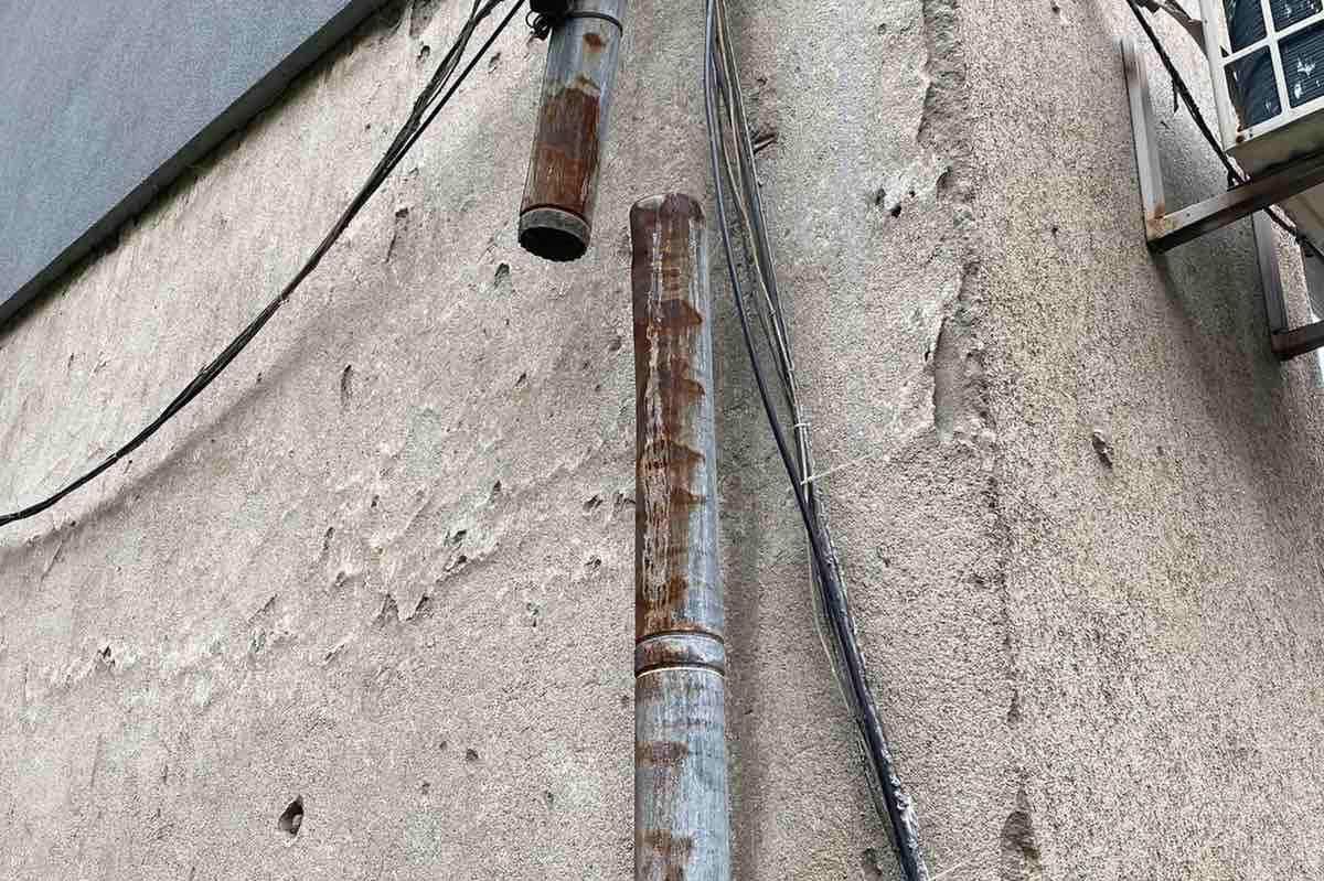 Счупиха улук на сграда на "В. Априлов" 2 при рязане на кабели, зарязаха ги 