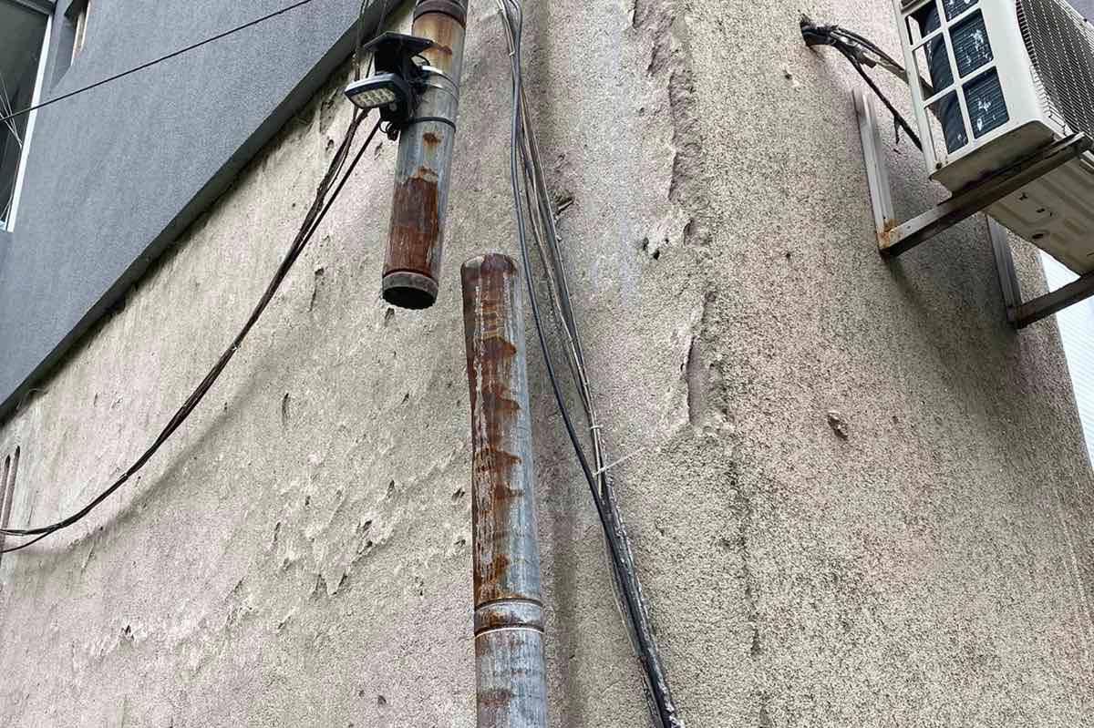 Счупиха улук на сграда на "В. Априлов" 2 при рязане на кабели, зарязаха ги 
