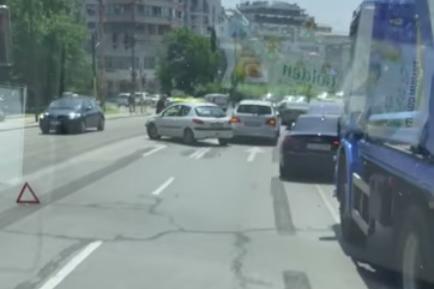 Катастрофа блокира кръстовището на "Драган Цанков" и "Жолио Кюри"