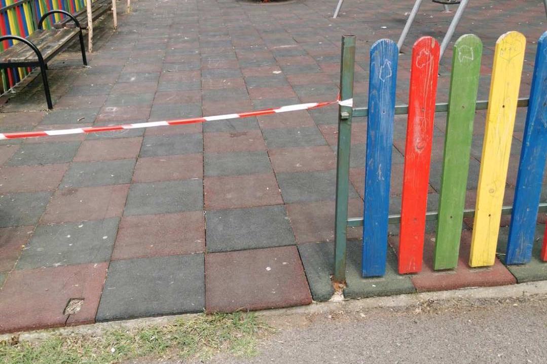 Вандали омазаха с нечистотии детска площадка в "Света Троица"