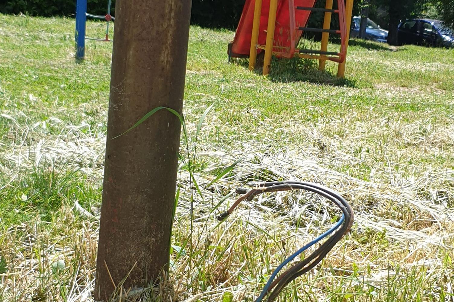 Махнат е опасен кабел до детска площадка в "Хиподрума"