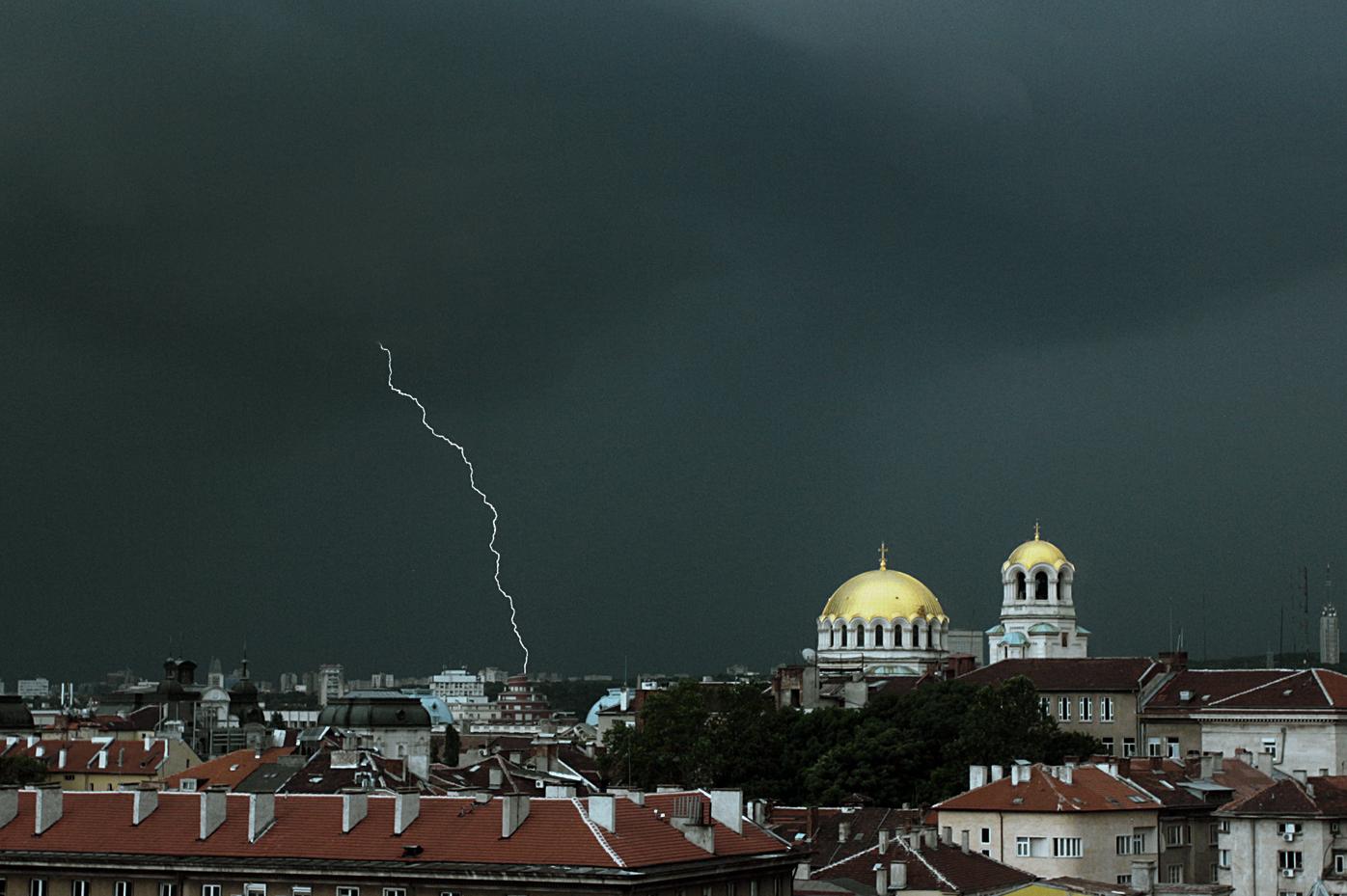 Силна буря над София, на места имаше и градушка