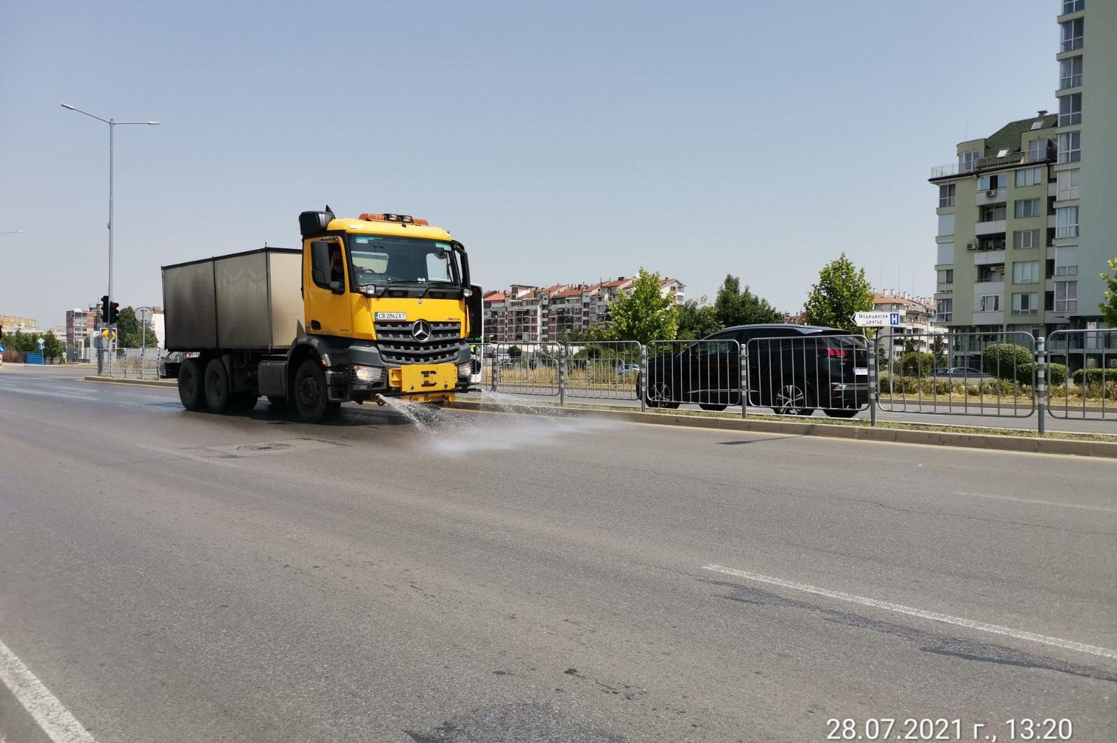 Продължава оросяването на улици и булеварди в София заради жегите