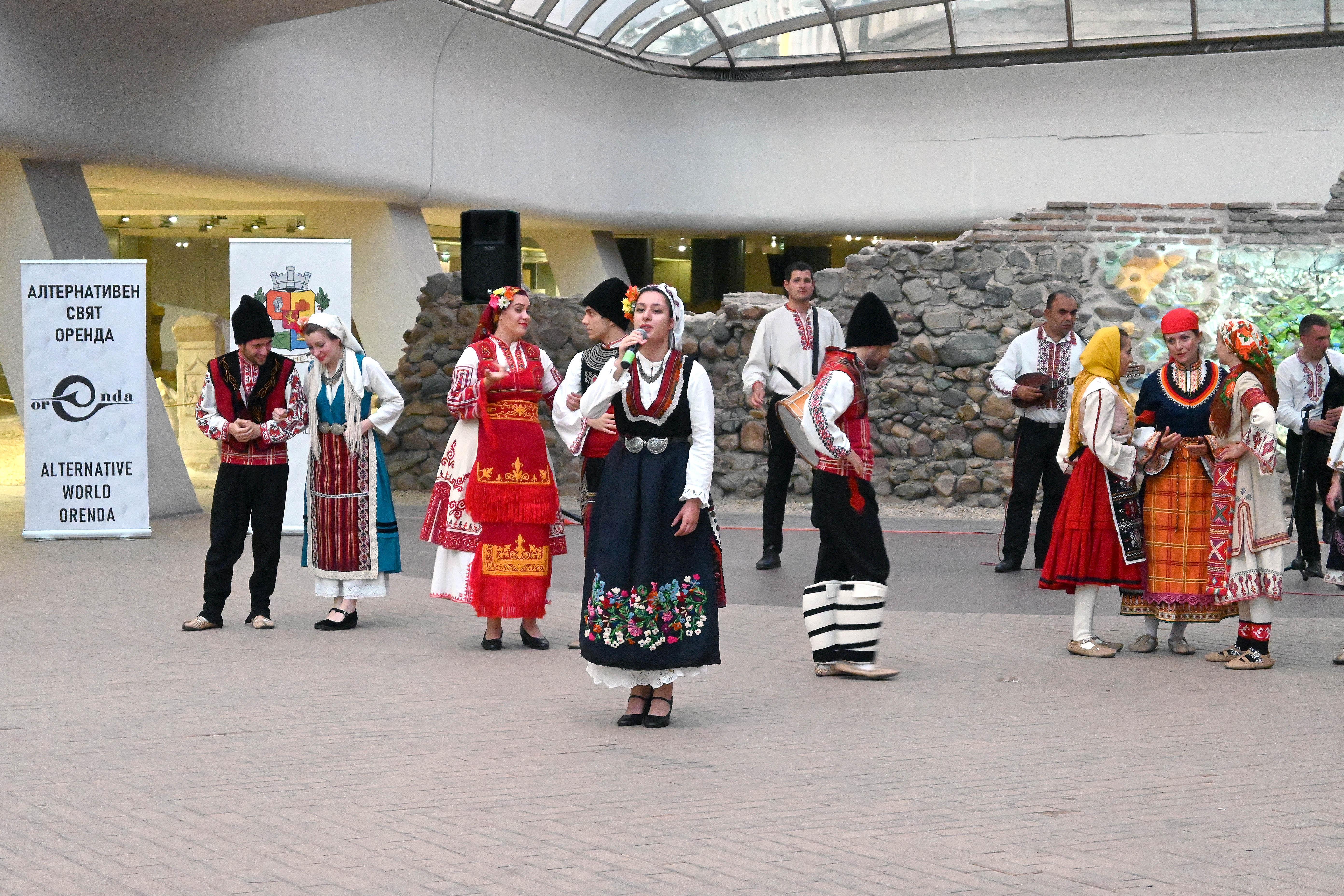 В Софийското Ларго представиха спектакъла “Пътуване из България”