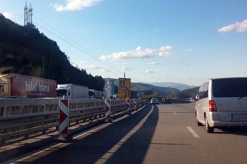 Изтеглят аварирал ТИР при километър 119 на "Тракия" посока София, променят 