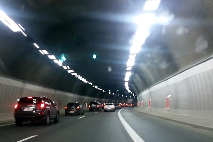 Аварирал автомобил в тунел "Витиня" към София, движението е ограничено