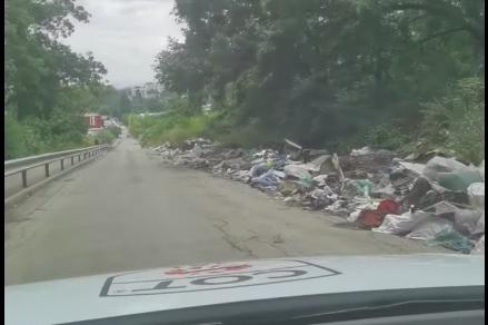 Планина от боклуци затрупва столичната ул. Житница