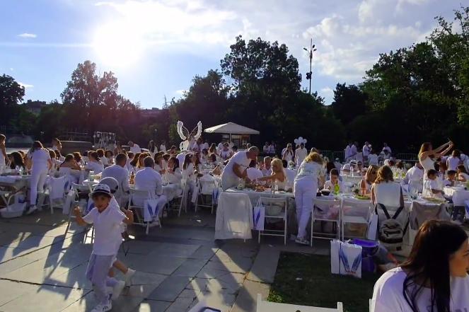 Българската White Dinner отбеляза 5 години в Княжеската градина в София