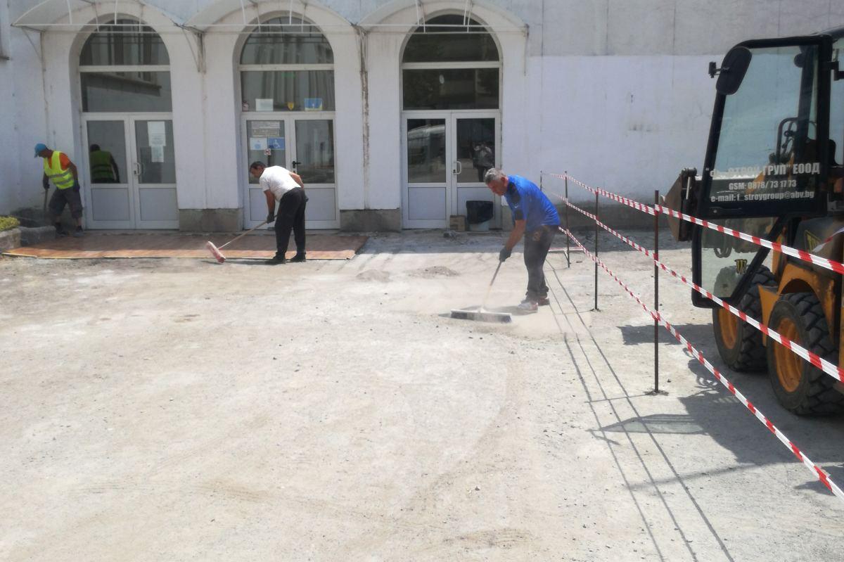 Изчистен е дворът на 30 СУ "Братя Миладинови" след ремонтните работи