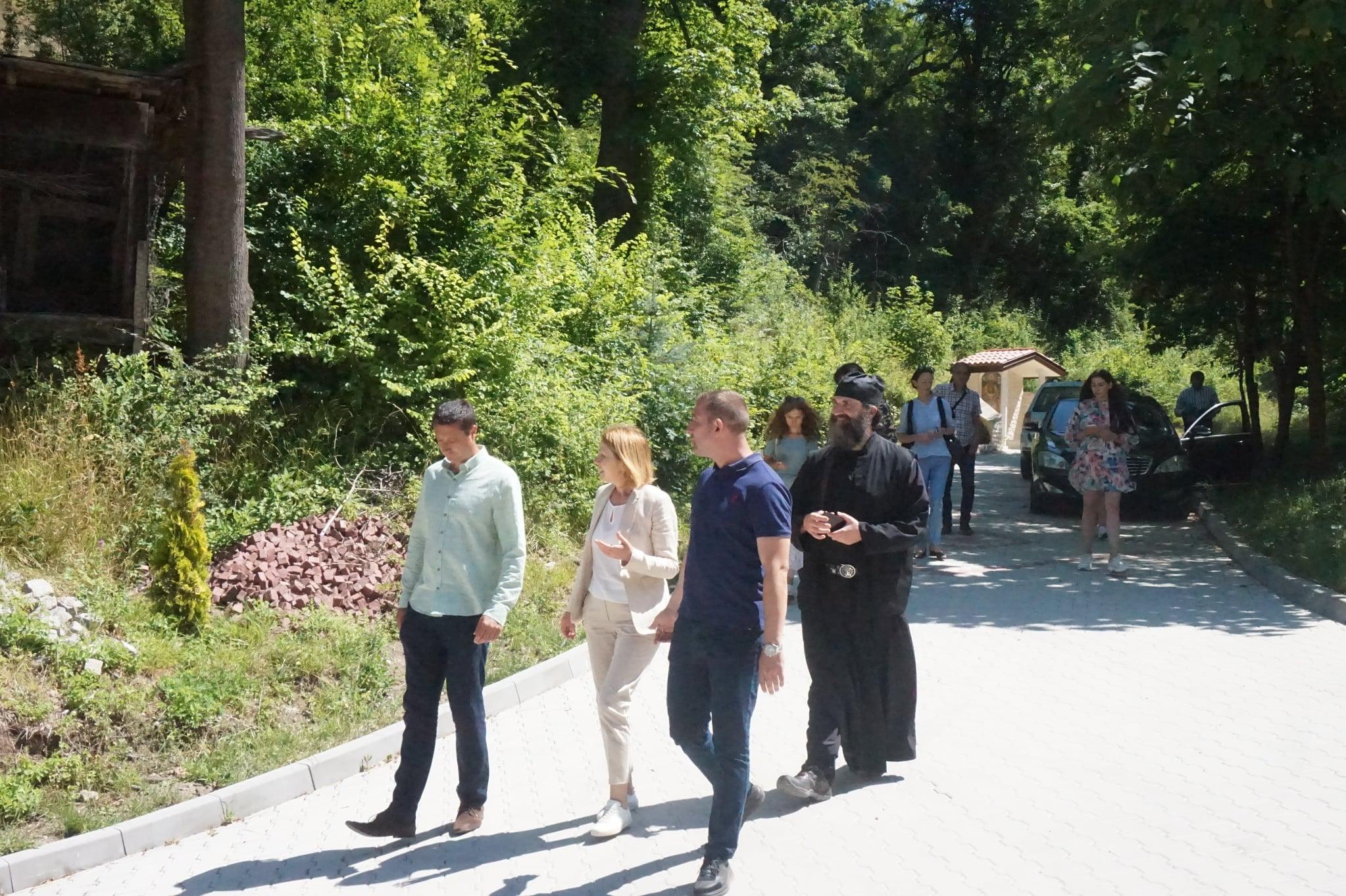 Фандъкова провери ремонтирането на пътя за Дивотинския манастир