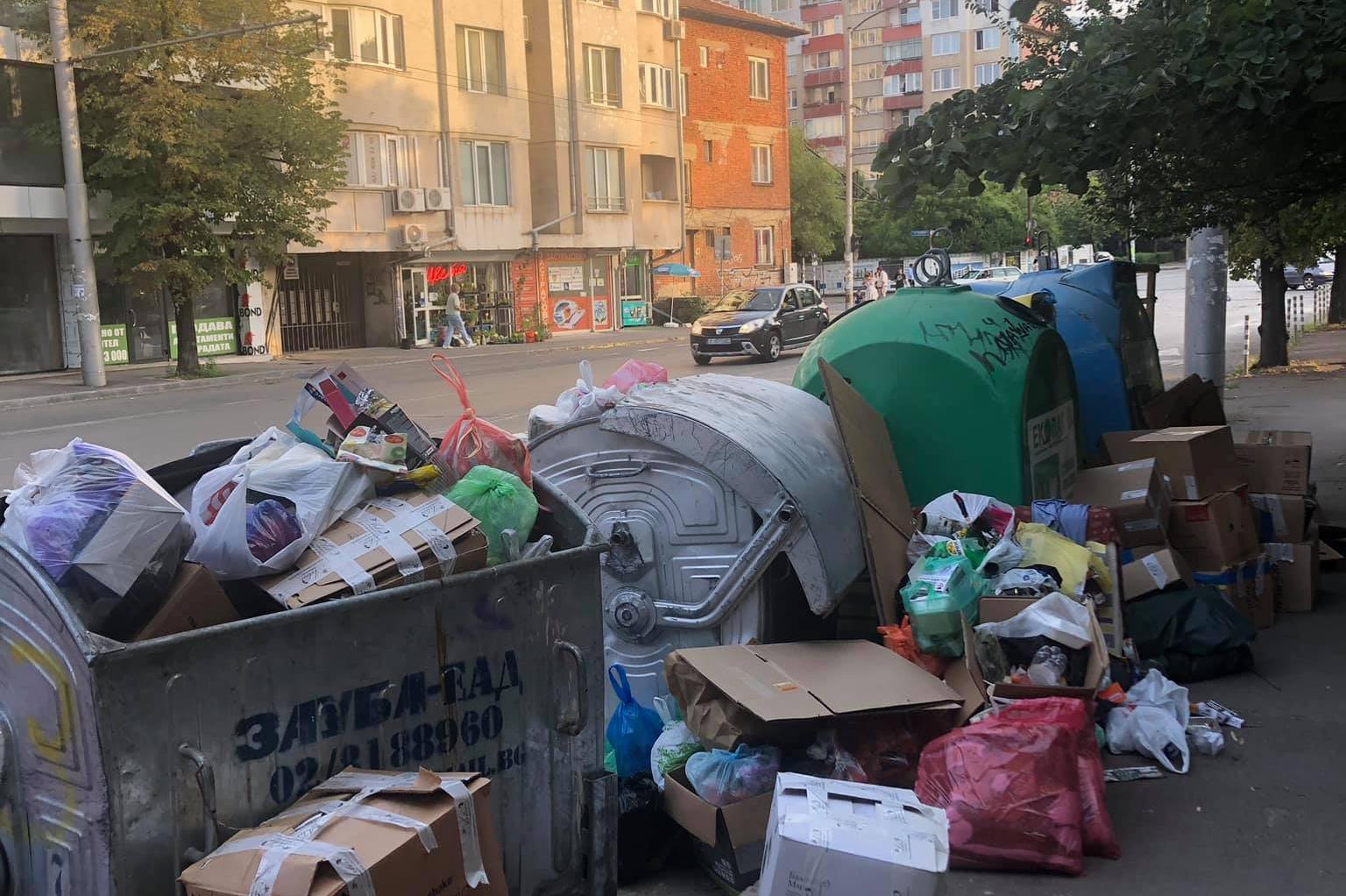 Миризма и планина от отпадъци на ул. "Дойран" в Красно село