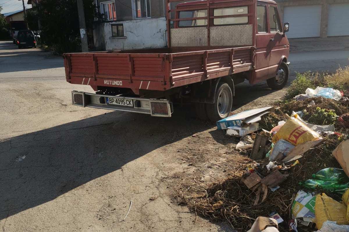 В с. Кривина е направен акт на човек, изхвърлил купища с отпадъци на улицат