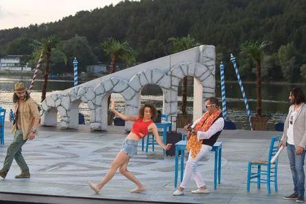 Край езерото Панчарево: Прохлада, любов и ABBA в мюзикъла "Mamma Mia"