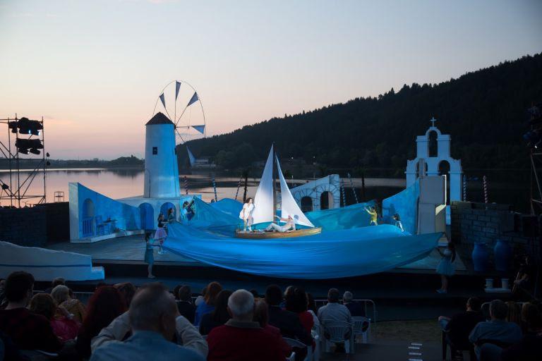 Край езерото Панчарево: Прохлада, любов и ABBA в мюзикъла "Mamma Mia"