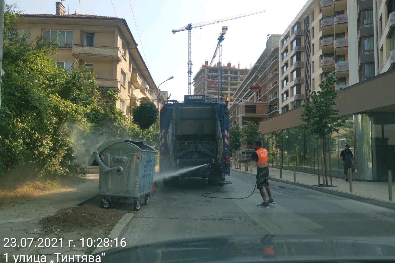 Мият улици и булеварди в София, дезинфекцират кофите за боклук