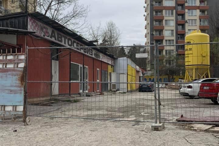 Разрушени са незаконните автосервизи и складове на ул."Св. Пимен Зографски"