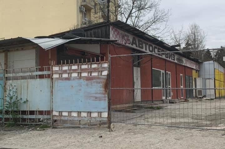 Разрушени са незаконните автосервизи и складове на ул."Св. Пимен Зографски"