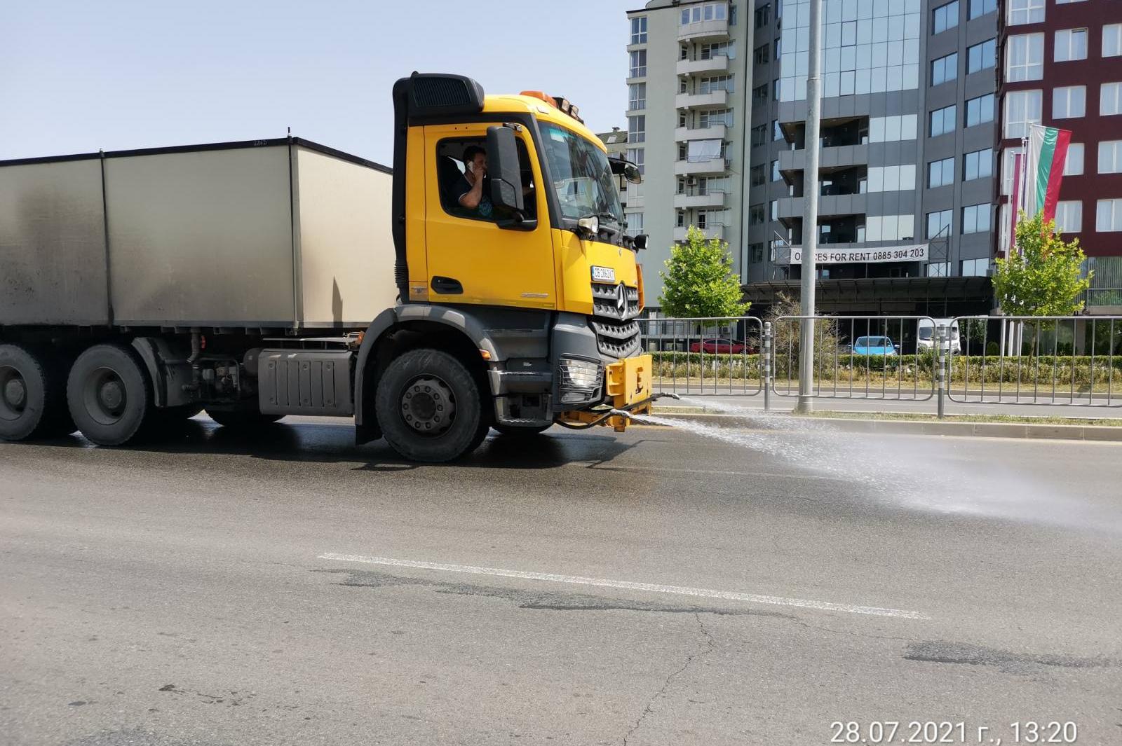Заради високите температури в София: Отново оросяват улици и булеварди