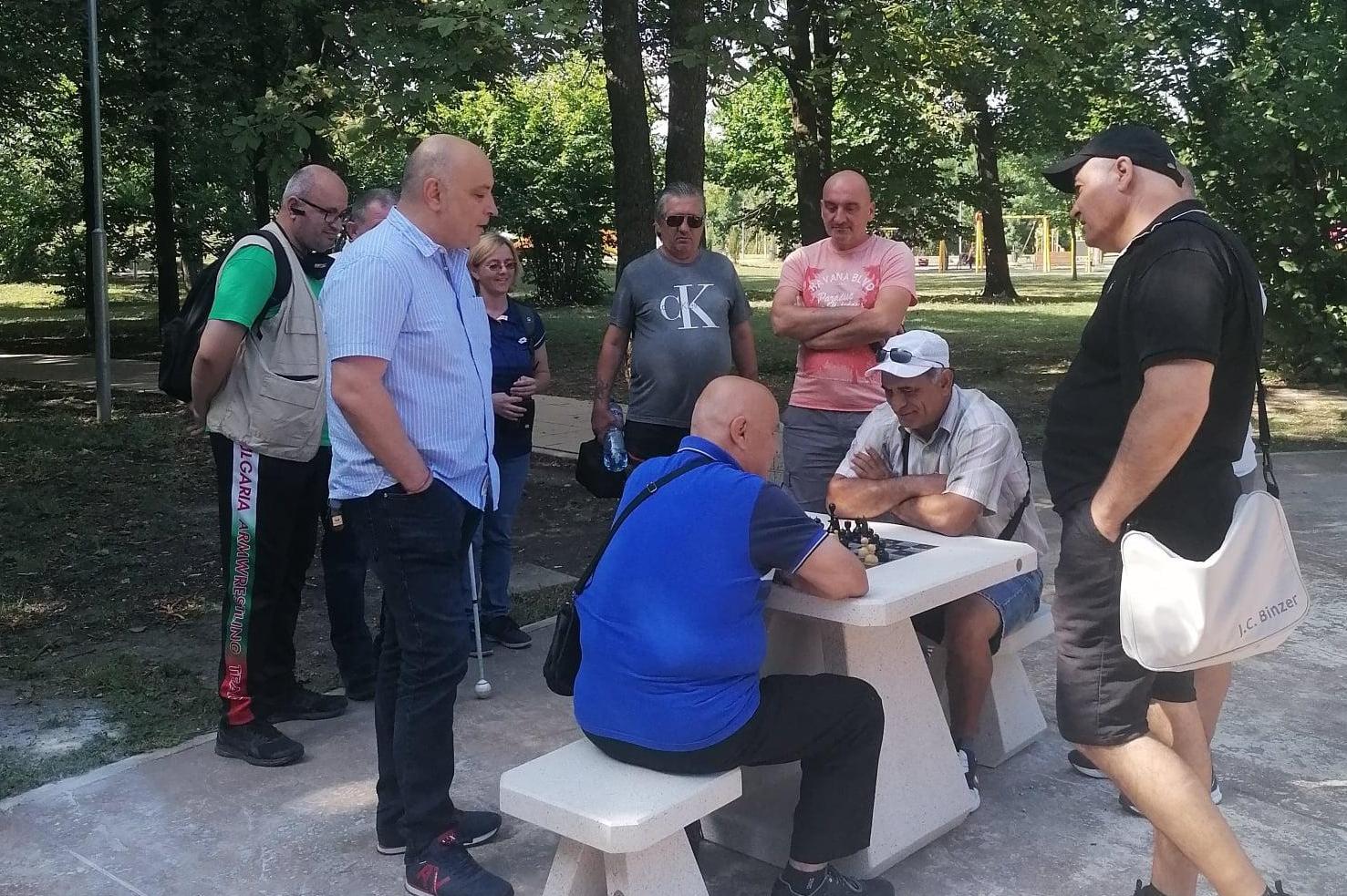 В столичния Сверен парк поставиха шахматна маса за незрящи