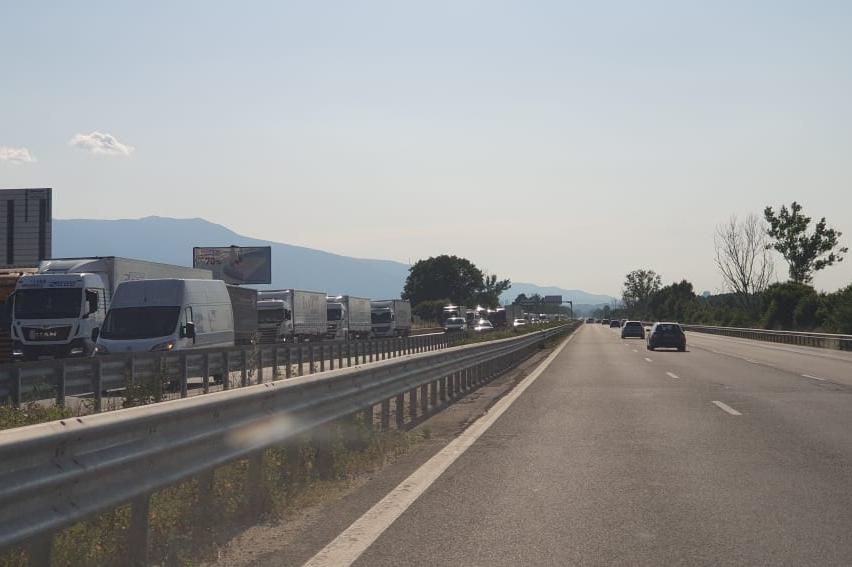 Катастрофа на камиони затвори "Тракия" към Бургас