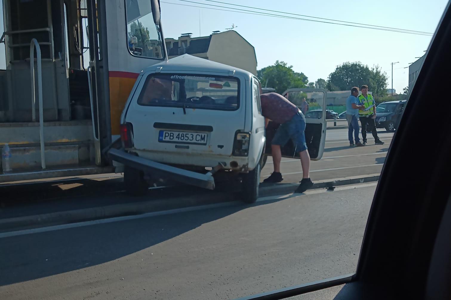 След непозволен обратен завой: Трамвай удари кола в София