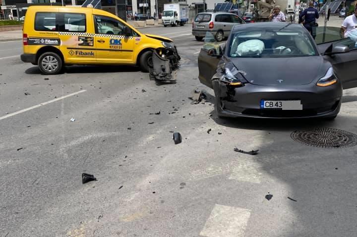 Тесла и такси катастрофираха на столичния бул. Черни връх