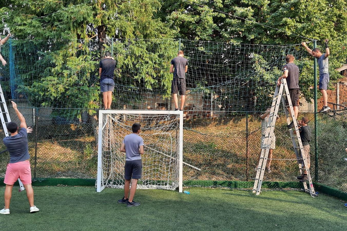Добротворци:  Младежи от Бистрица покриха с мрежа футболно игрище