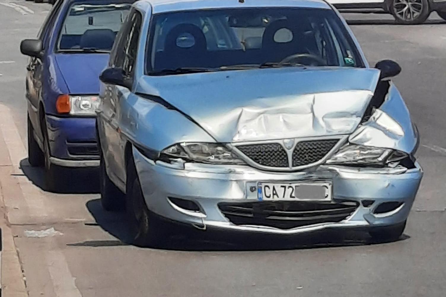 Кола се заби в багер на столичния "Г. М. Димитров"