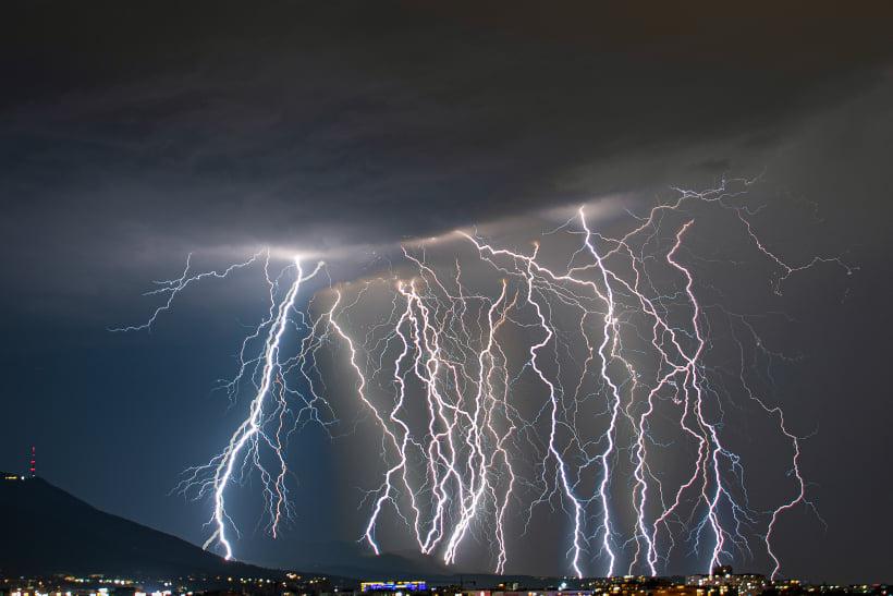 Фотолюбител засне уникални кадри на бурята от столичния "Младост"