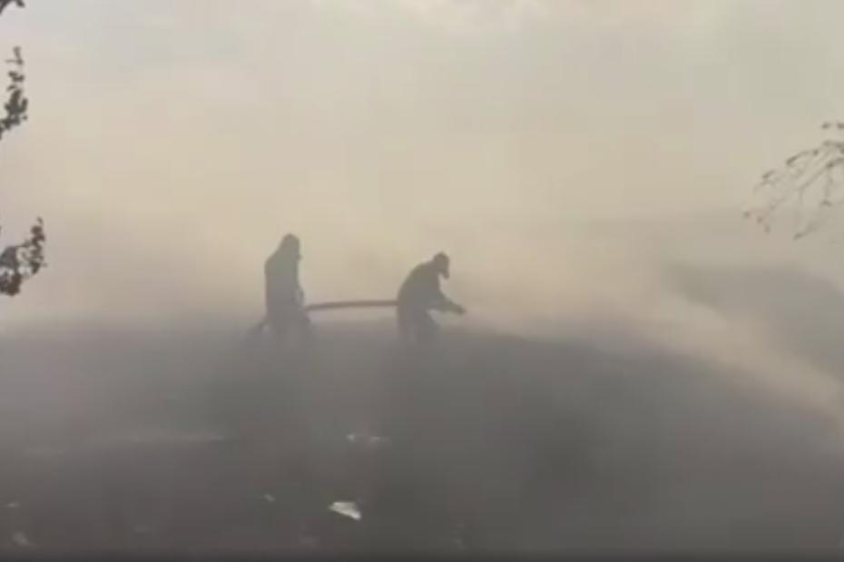 Още гасят пожара край Кремиковци, трудно се диша в района