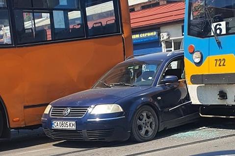 Лек автомобил катастрофира между автобус и трамвай на Сливница и "Христо Бо