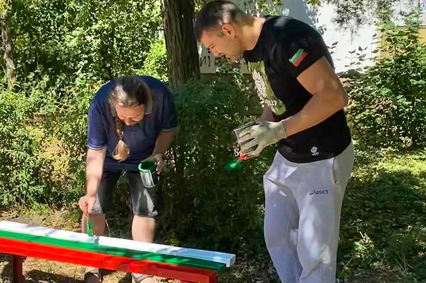 Тервел Пулев и кмета на Слатина боядисваха пейки на детска площадка