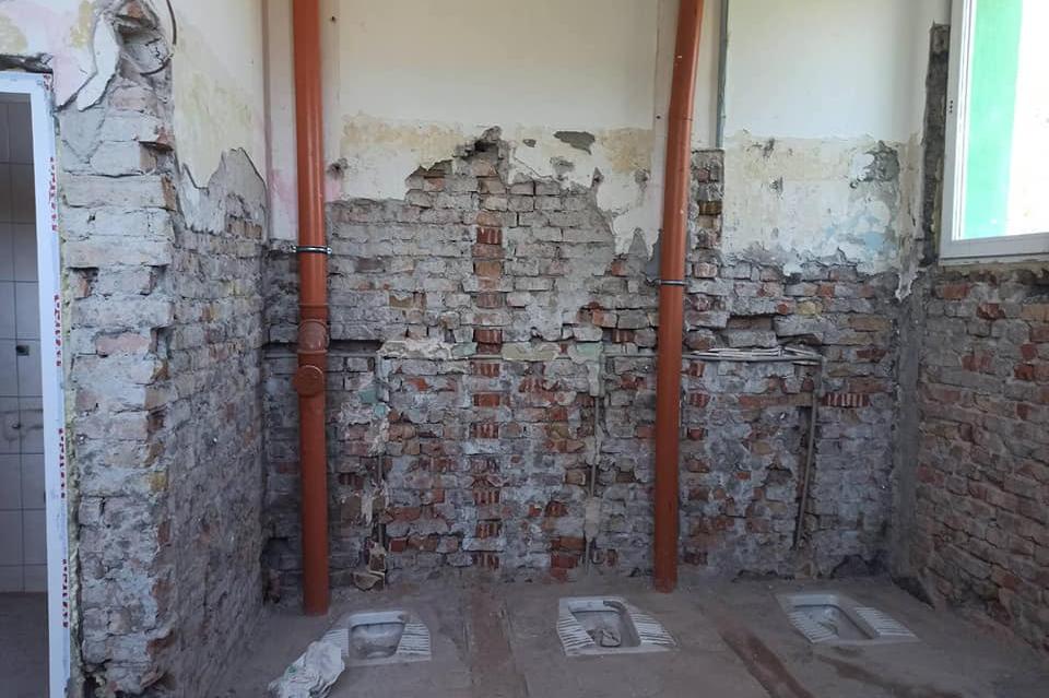 Започна ремонтът на тоалетните в Кремиковци