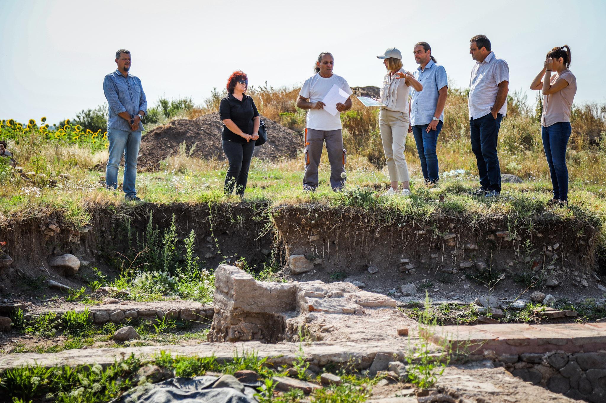 Кметът на София Йорданка Фандъкова посети археологическите теренни проучван