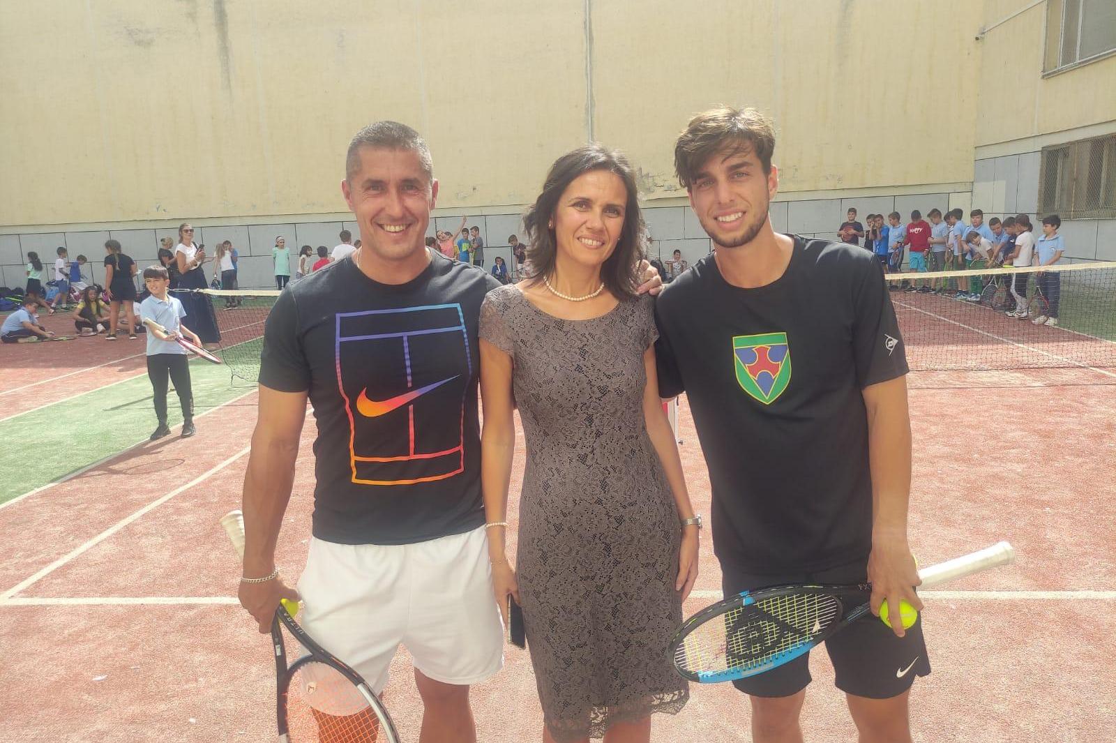 Адриан Андреев игра тенис с деца от 49 ОУ "Бенито Хуарес" преди Sofia Open 