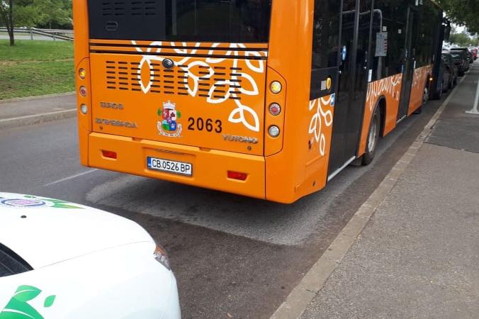 Дим от автобус на градския транспорт в София притесни шофьора, колата удари