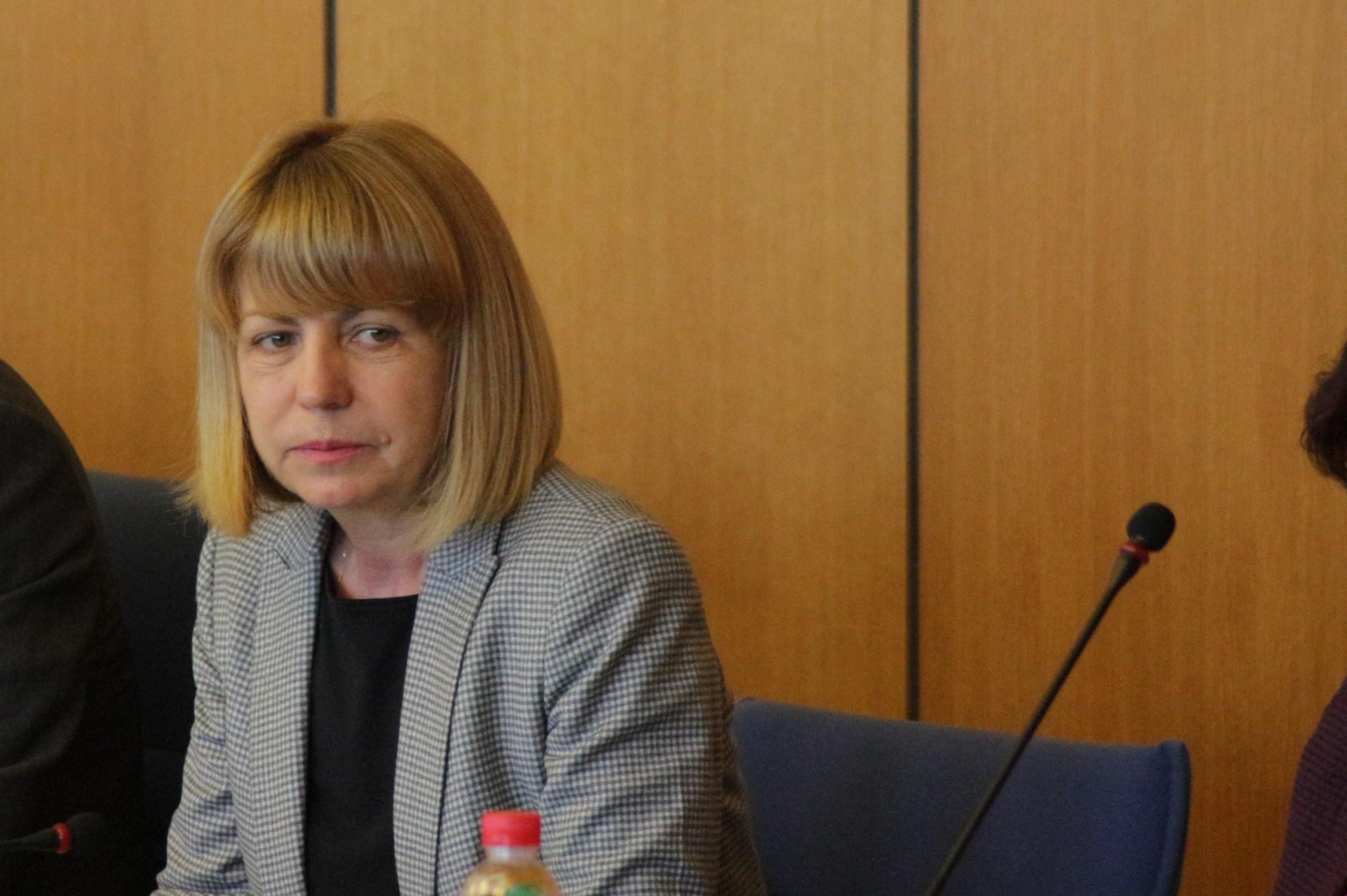 Йорданка Фандъкова пред СОС: Паркоместата на депутатите от 185 стават 50 и 