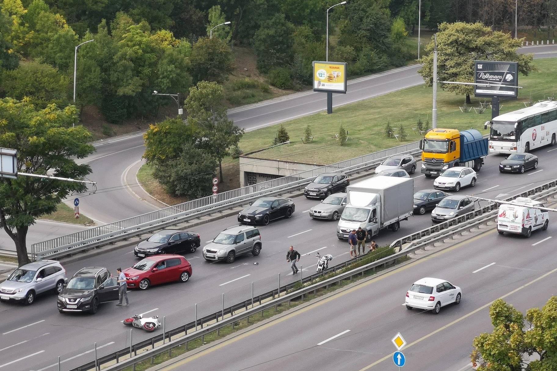 Катастрофа с мотор на „Цариградско шосе“ задръсти булеварда в посока Пловди