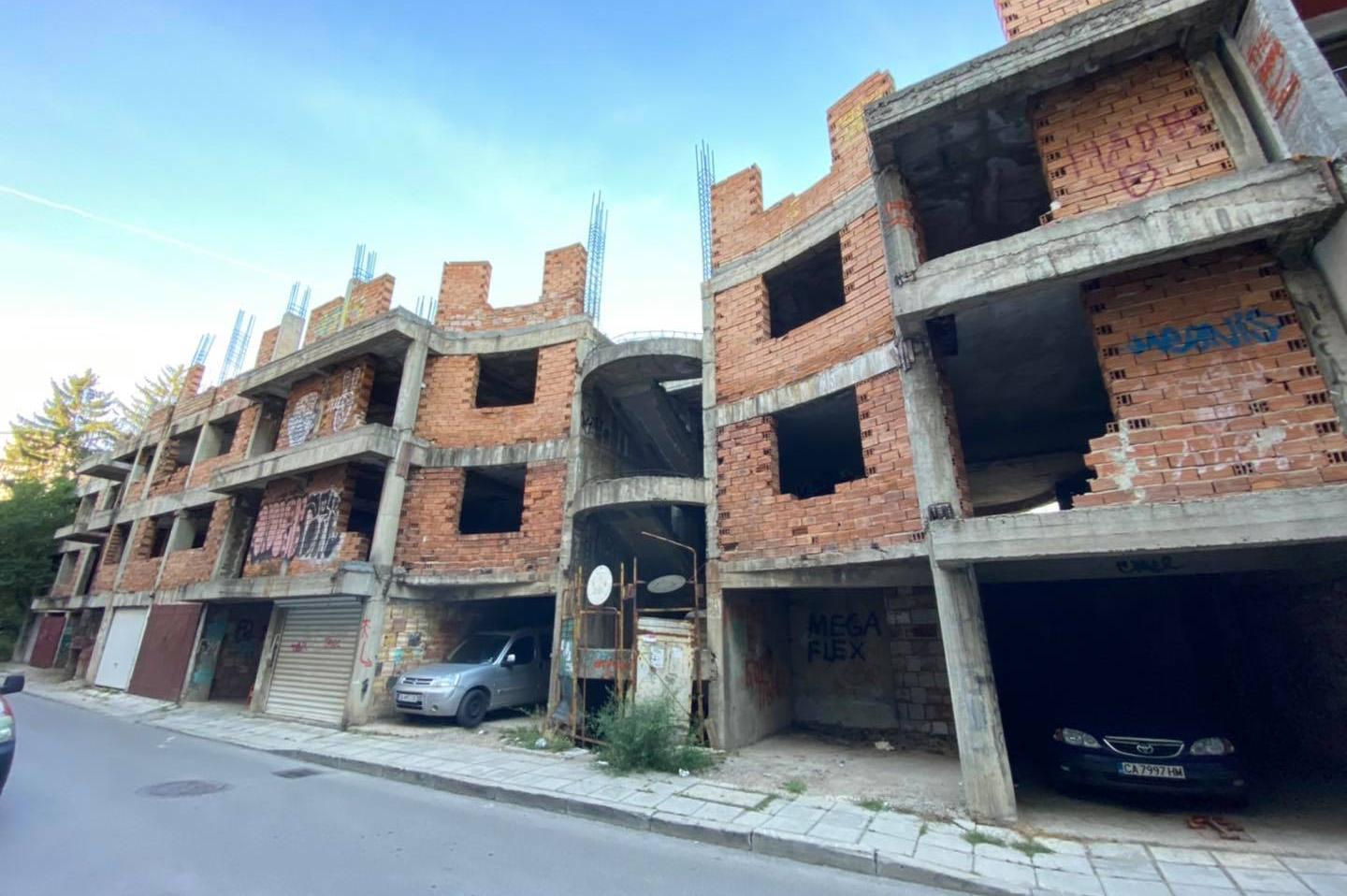 Изоставен строеж насред "Редута" застрашава деца