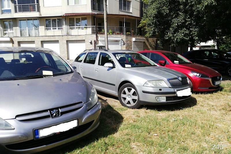През август в София: Над 100 шофьори с глоби за паркиране в зелени площи