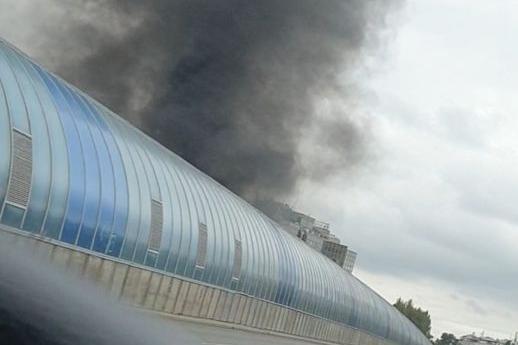 Избухна пожар в строителен склад в София