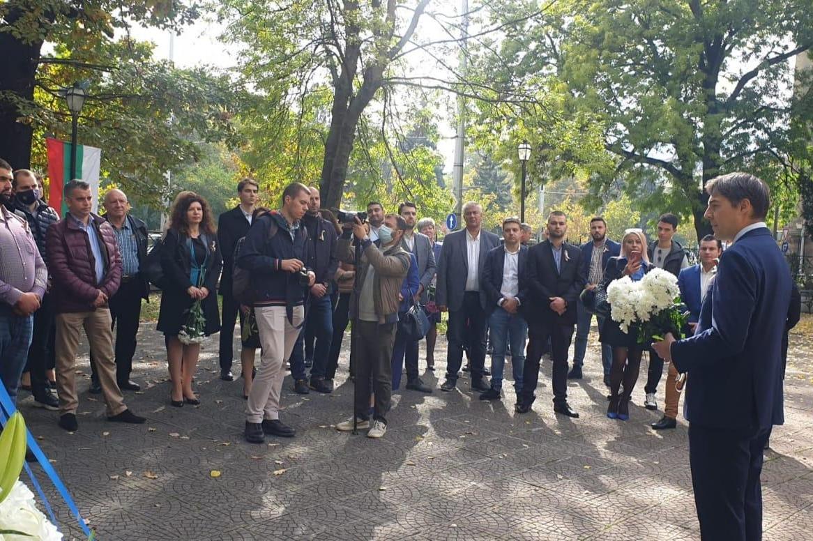 Kандидати от ГЕРБ-СДС в София поднесоха венци и цветя пред мавзолея на Княз