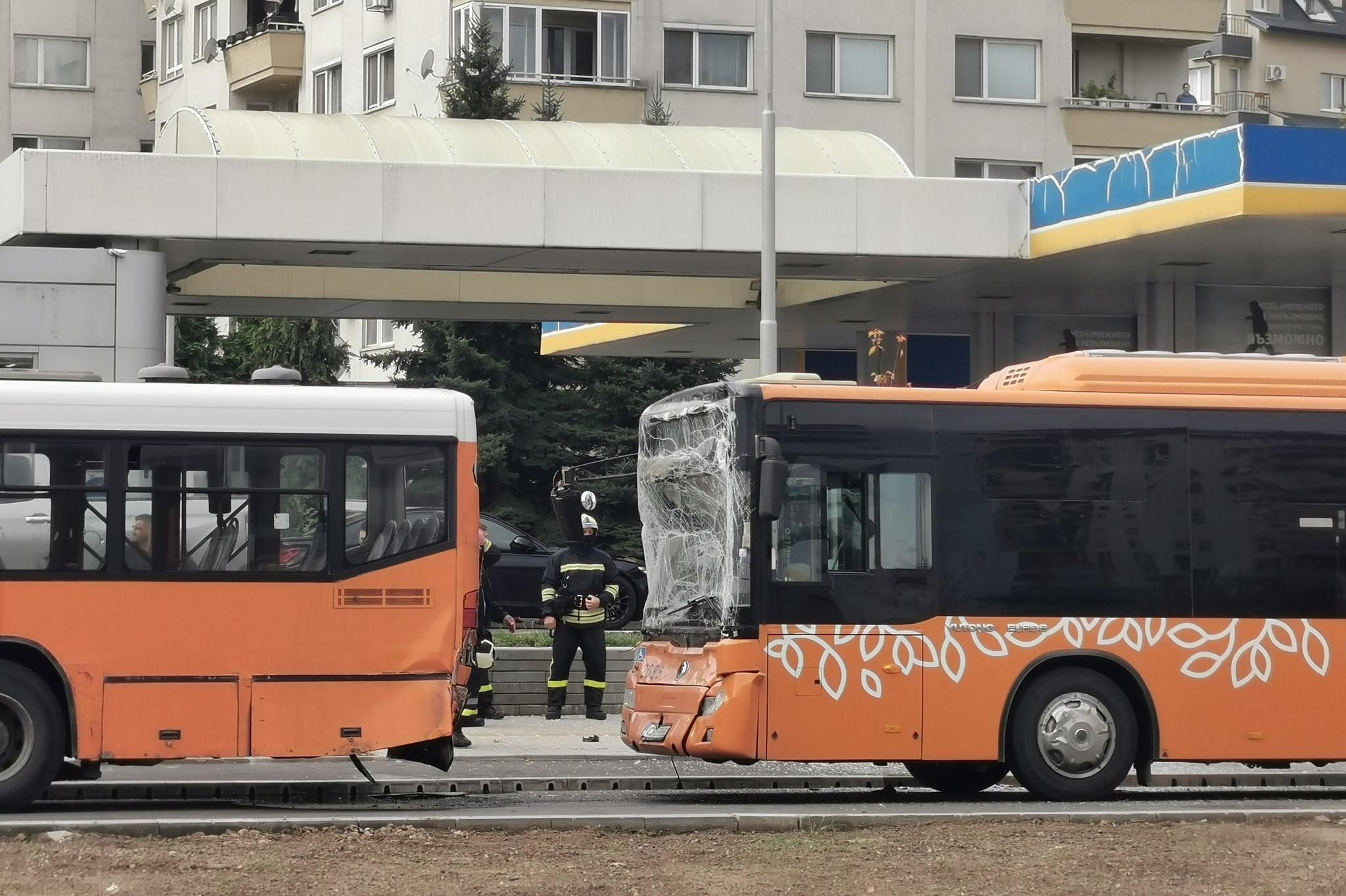 Катастрофа между 2 автобуса на градския транспорт в София