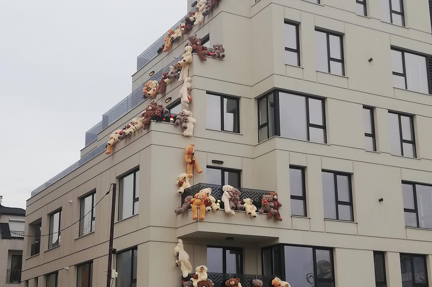 Мечоци украсиха сграда на бул. „Черни връх“