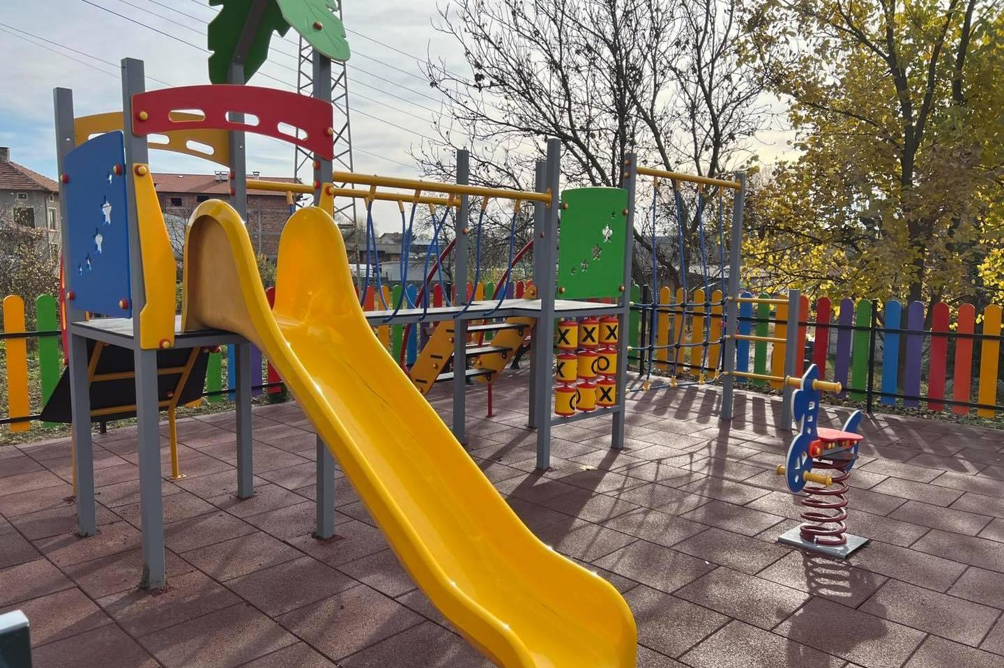 Община Костинброд откри две нови детски площадки